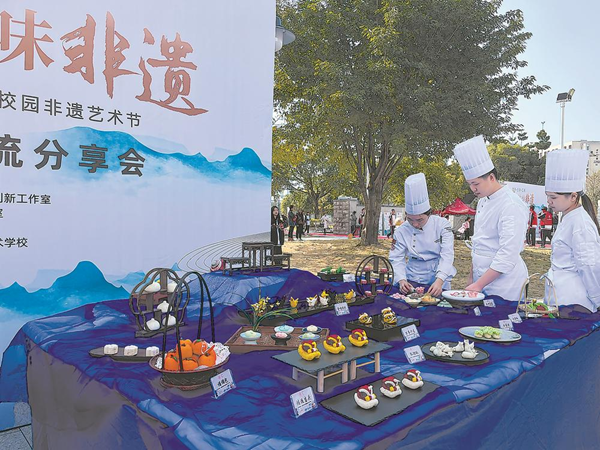 Fuzhou: Fujian Cuisine Master Chef Giving a Lecture in School