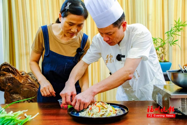 Jin Ningfei: A Cooking Master with Apprentices All Over the World